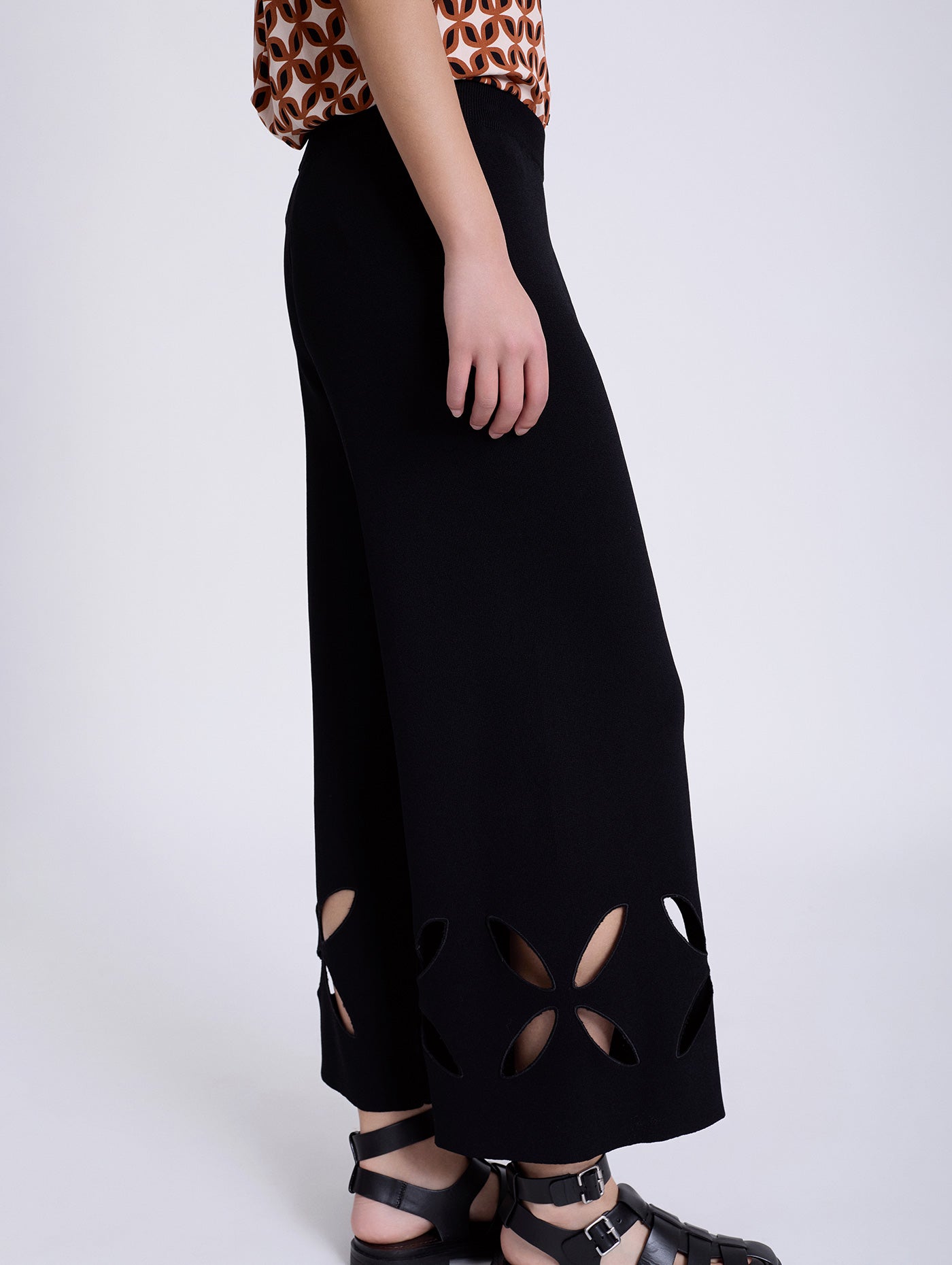 PANTALÓN NEGRO TROQUELADO