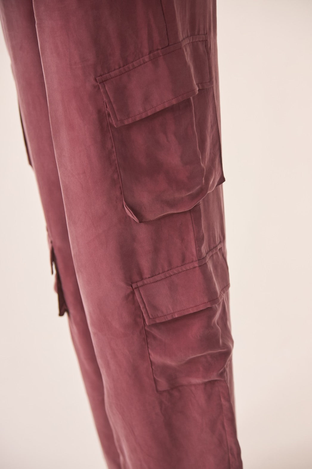 PANTALÓN CARGO BURDEOS