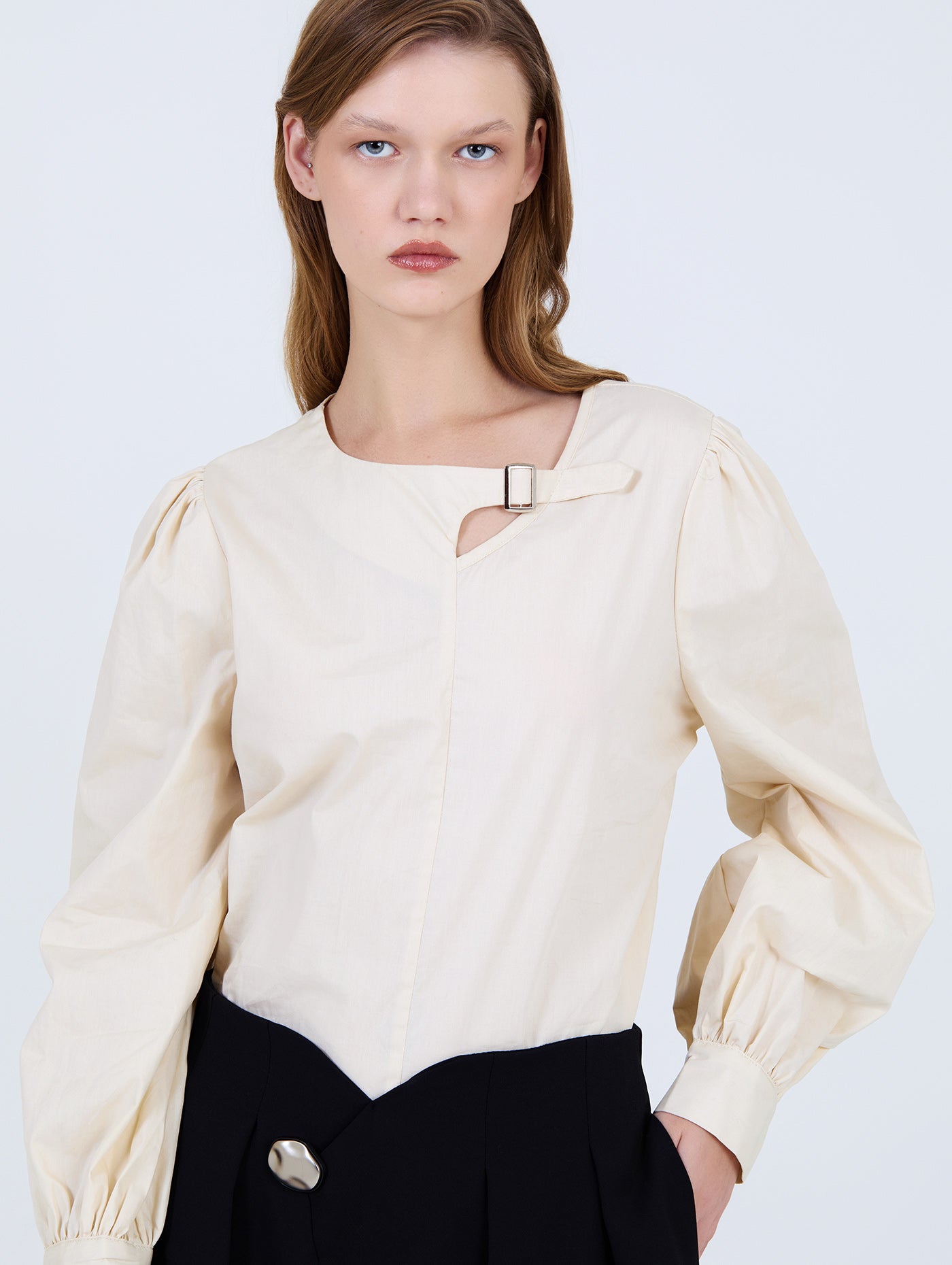 BLUSA CREMA HEBILLA