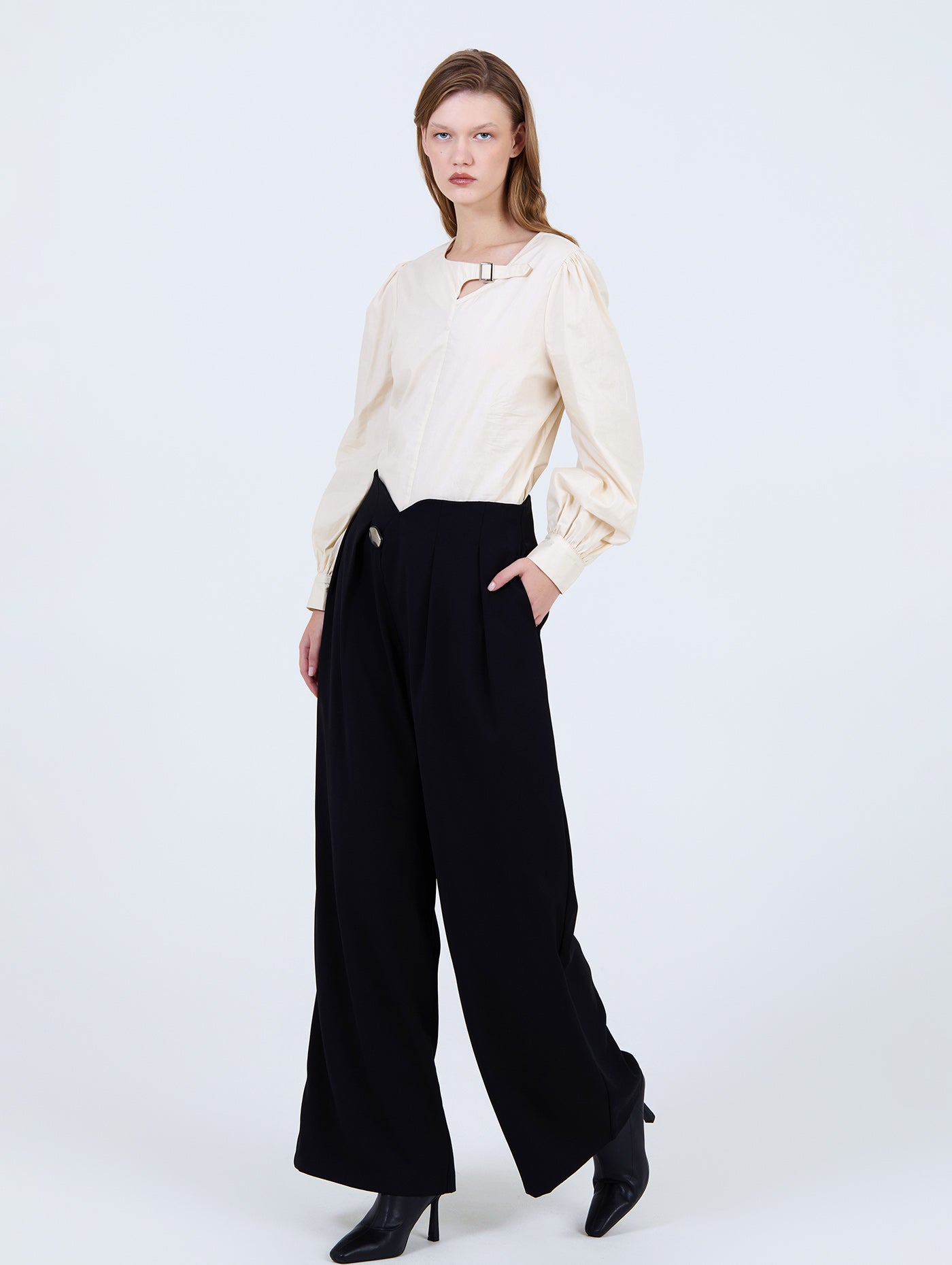 BLUSA CREMA HEBILLA