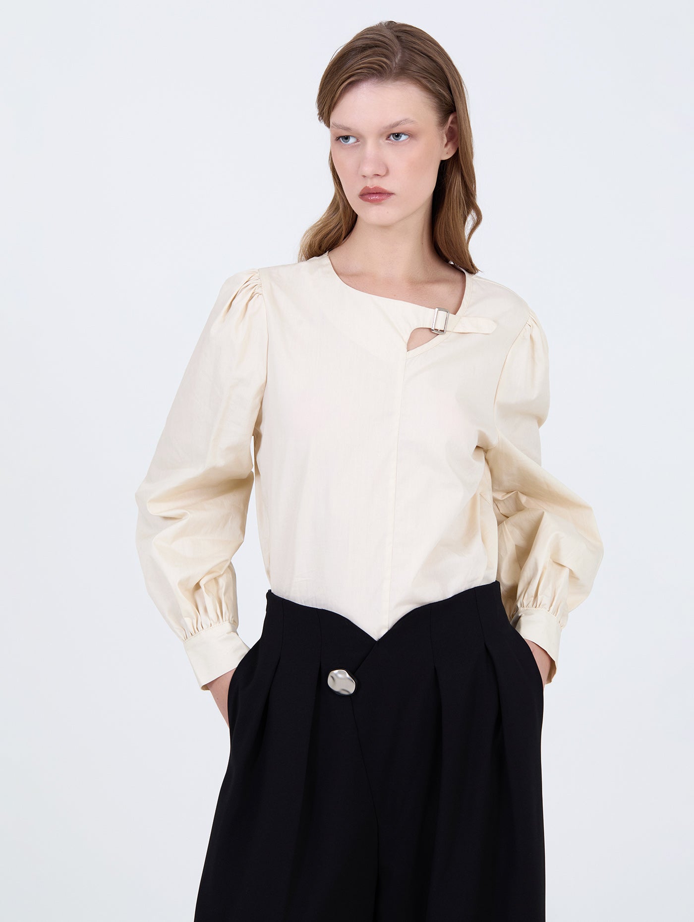 BLUSA CREMA HEBILLA