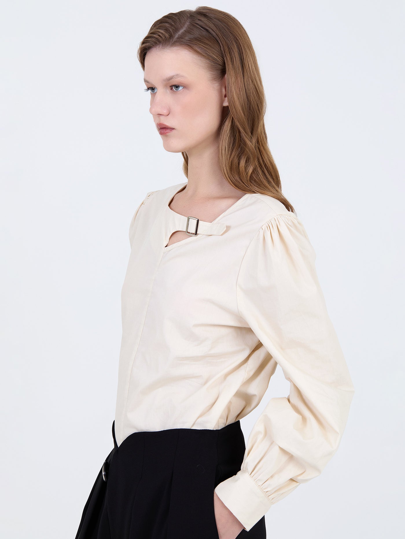BLUSA CREMA HEBILLA