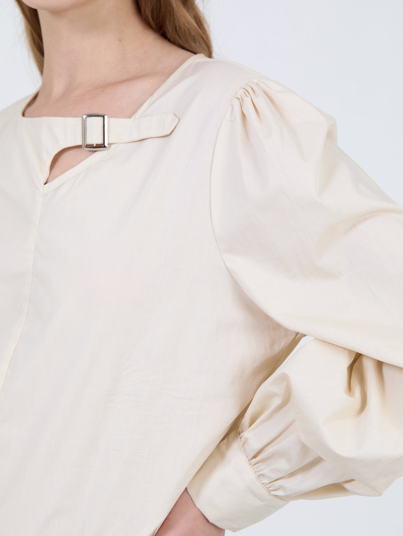 BLUSA CREMA HEBILLA