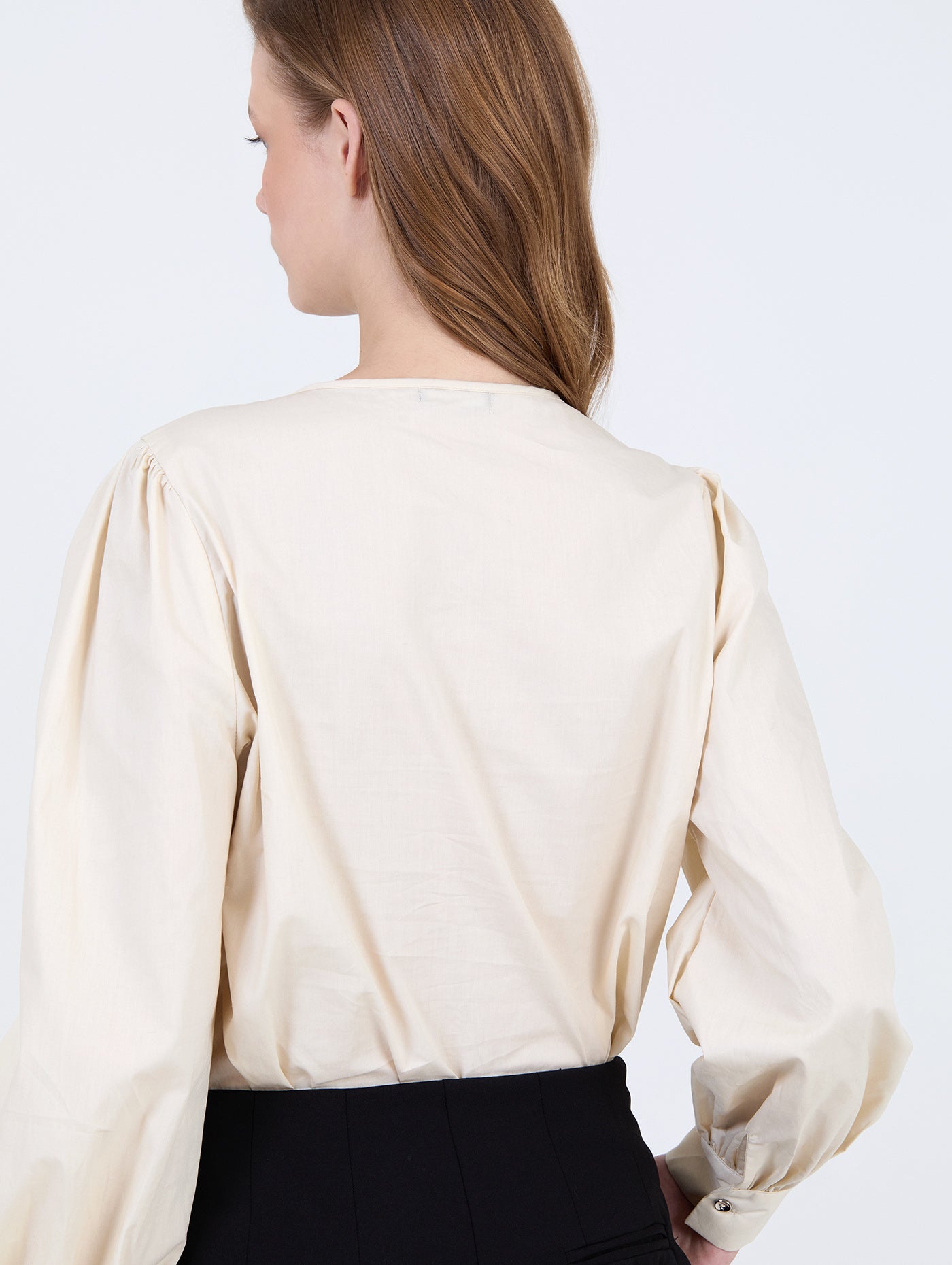 BLUSA CREMA HEBILLA