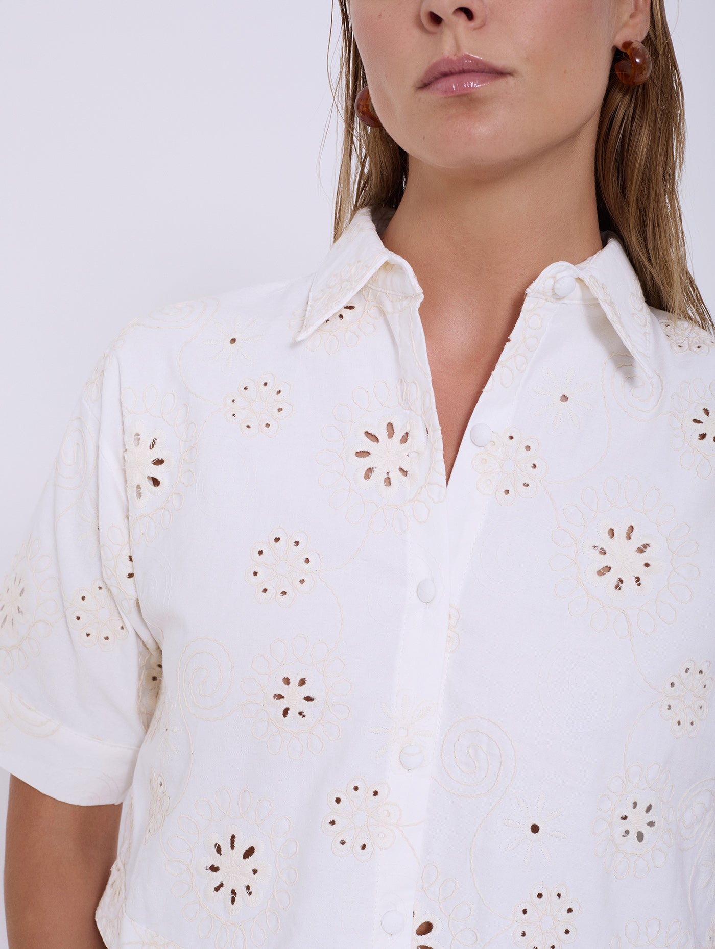 BLUSA TROQUELADA FLORES