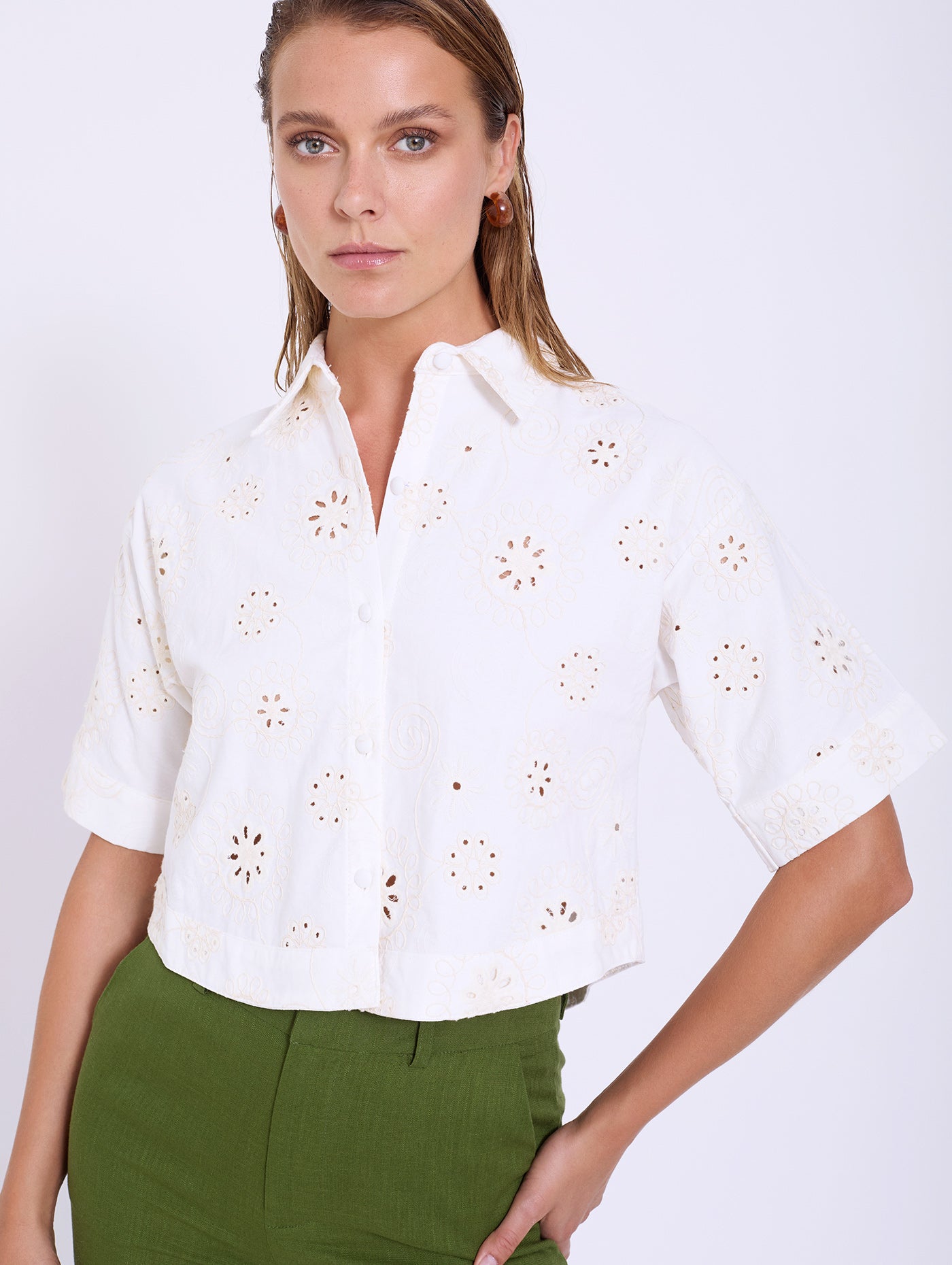 BLUSA TROQUELADA FLORES