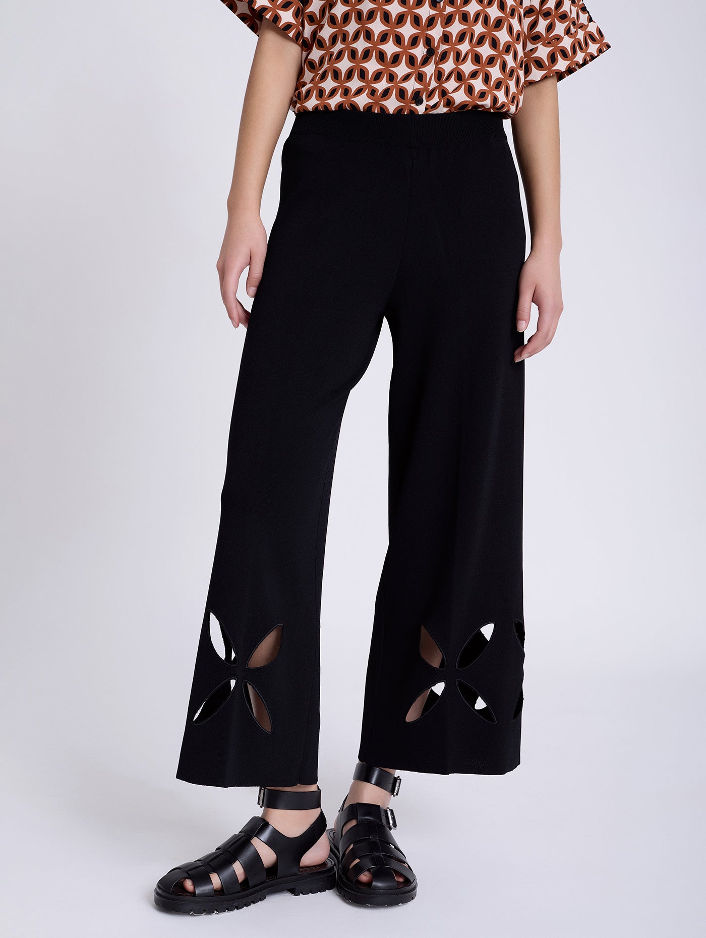 PANTALÓN NEGRO TROQUELADO