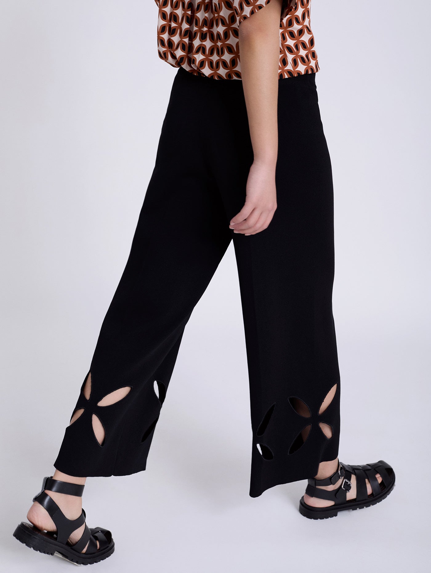 PANTALÓN NEGRO TROQUELADO