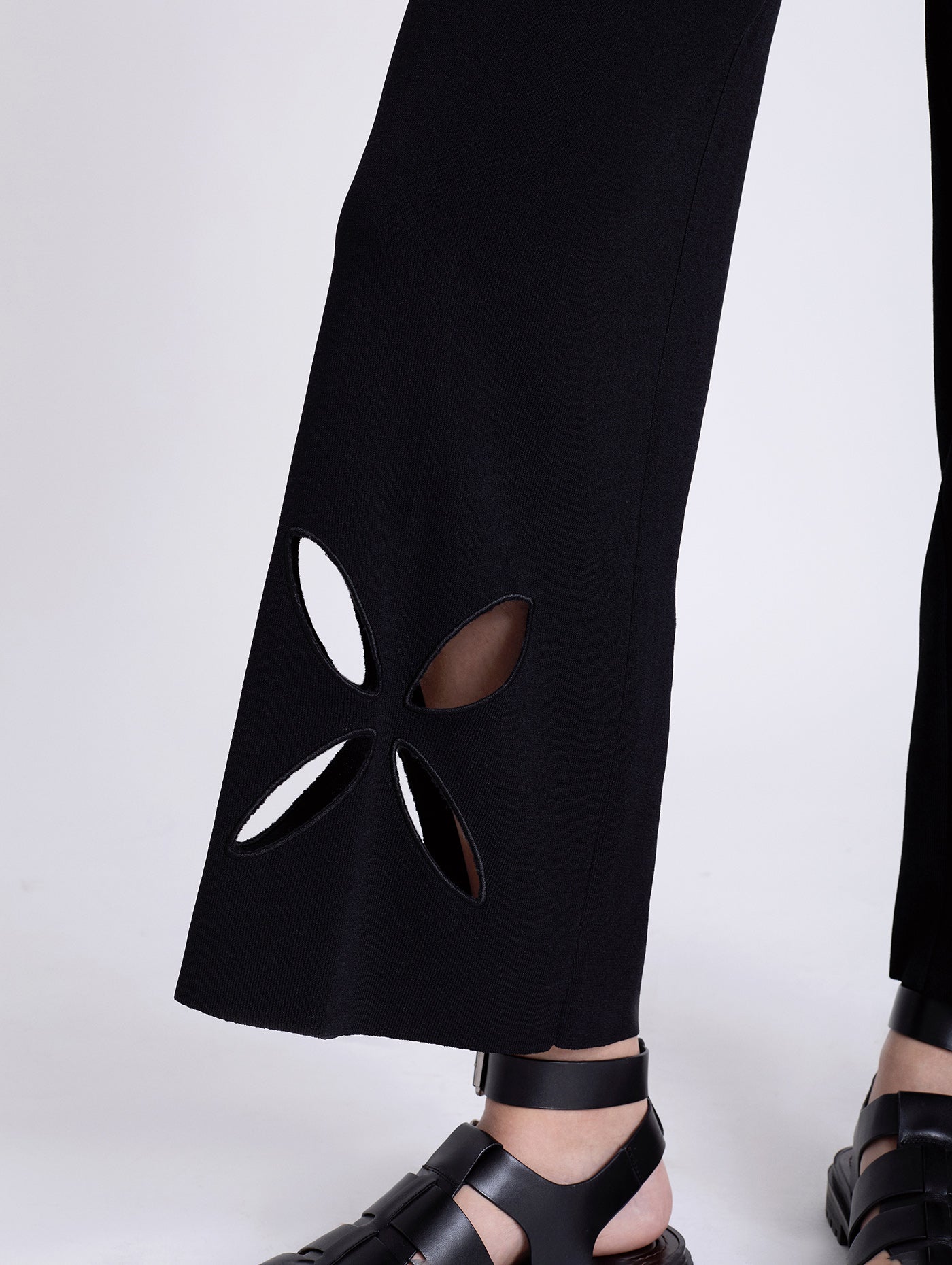 PANTALÓN NEGRO TROQUELADO