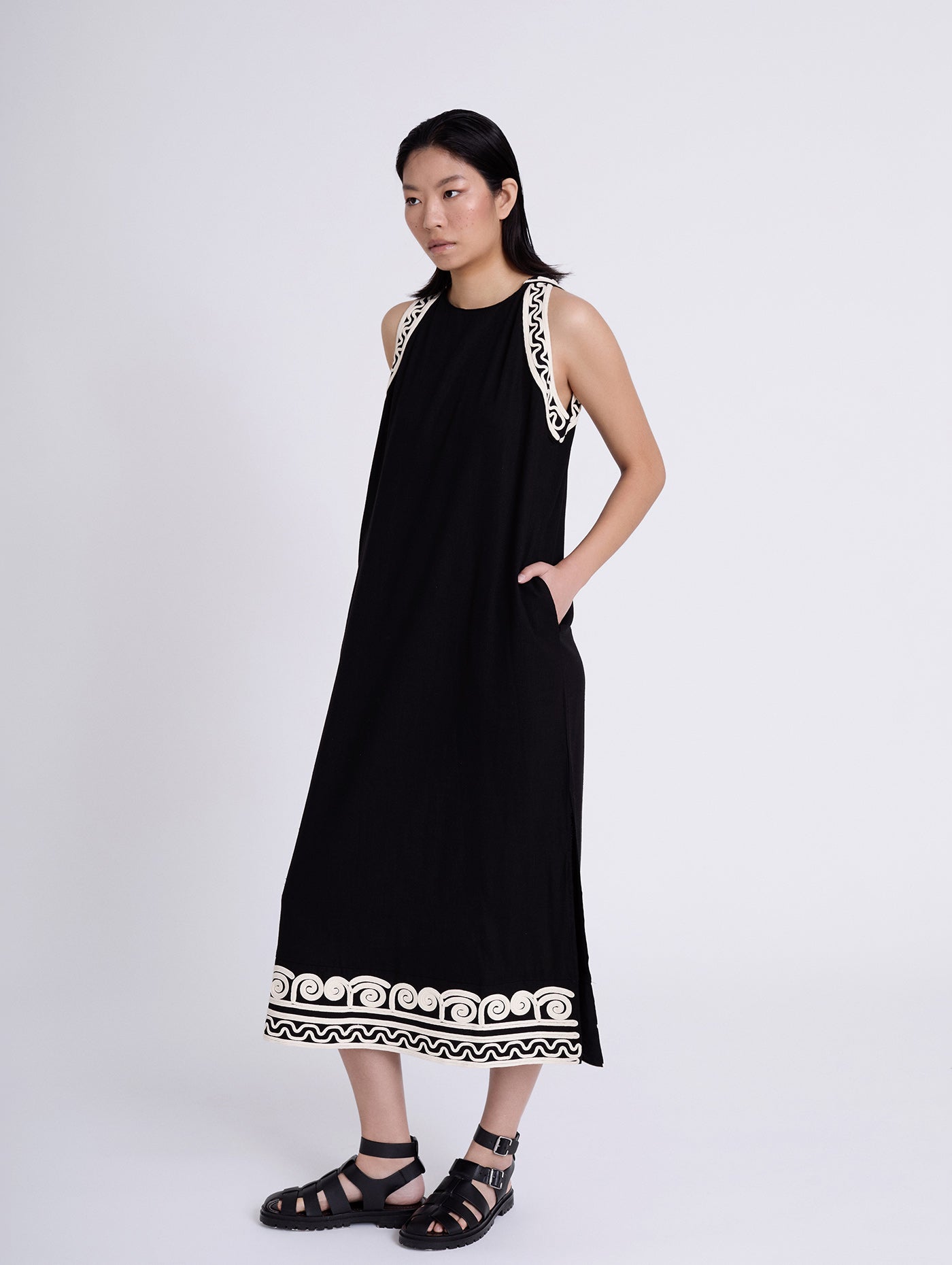VESTIDO NEGRO BORDADO INDIO