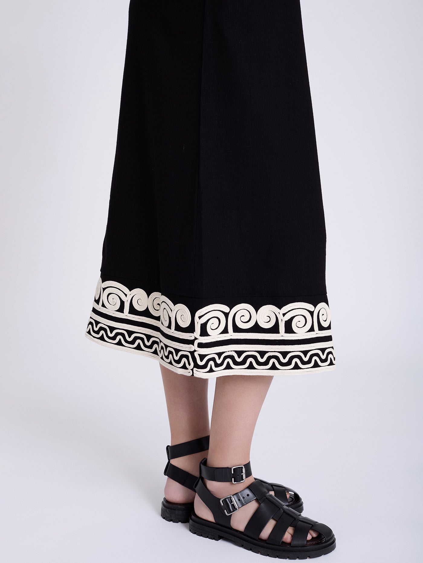 VESTIDO NEGRO BORDADO INDIO