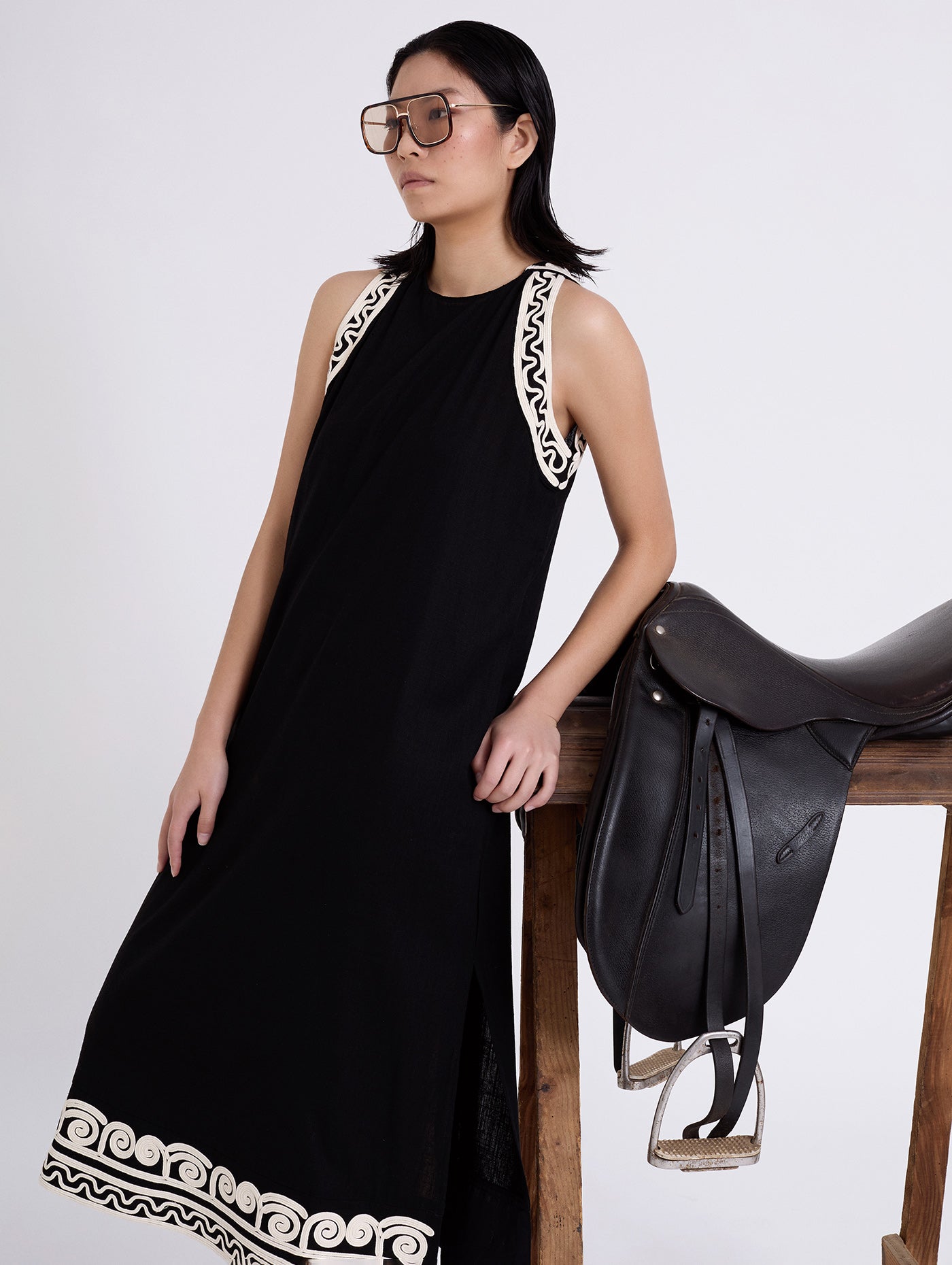 VESTIDO NEGRO BORDADO INDIO